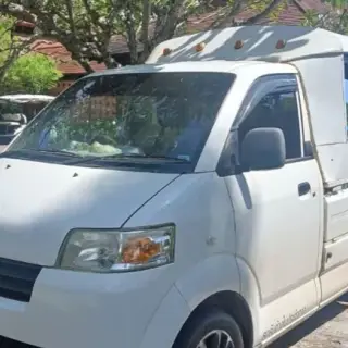 Белый пикап с крытой пассажирской кабиной