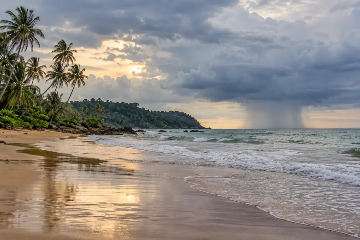 ชายหาดฝั่งตะวันตกของเกาะใต้เมฆฝนที่กำลังลอยผ่าน